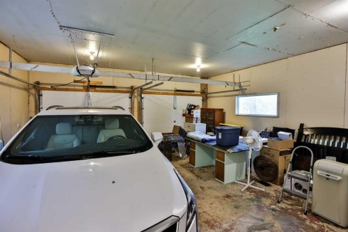 203037 Twp Rd 174, Rural Vulcan County, AB - Indoor Photo Showing Garage