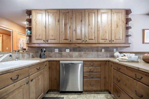 107 Mount View, Waterton Park, AB - Indoor Photo Showing Kitchen