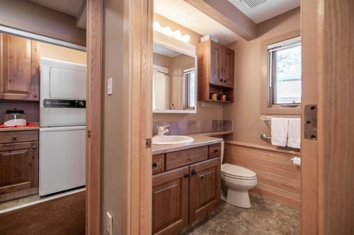 107 Mount View, Waterton Park, AB - Indoor Photo Showing Bathroom