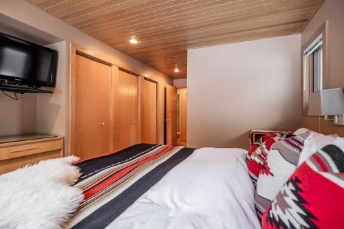 107 Mount View, Waterton Park, AB - Indoor Photo Showing Bedroom