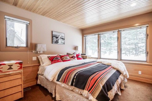 107 Mount View, Waterton Park, AB - Indoor Photo Showing Bedroom