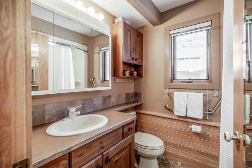 107 Mount View, Waterton Park, AB - Indoor Photo Showing Bathroom