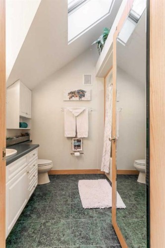 107 Mount View, Waterton Park, AB - Indoor Photo Showing Bathroom