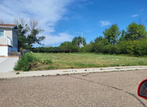 212 2A Street West, Coutts, AB 