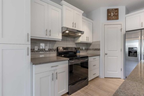 428 Sixmile Cove South, Lethbridge, AB - Indoor Photo Showing Kitchen