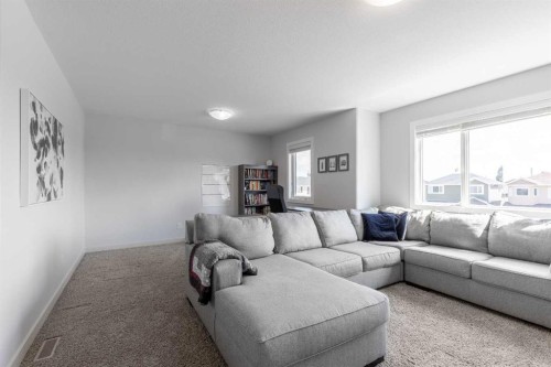428 Sixmile Cove South, Lethbridge, AB - Indoor Photo Showing Living Room