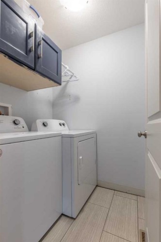 428 Sixmile Cove South, Lethbridge, AB - Indoor Photo Showing Laundry Room