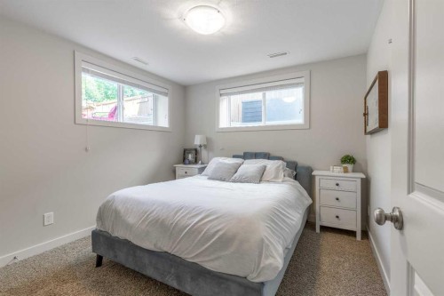 428 Sixmile Cove South, Lethbridge, AB - Indoor Photo Showing Bedroom