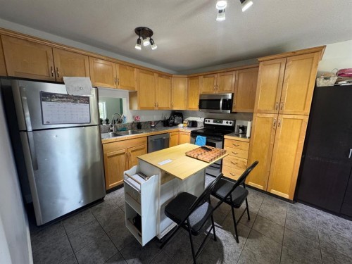 39-762 Heritage Boulevard West, Lethbridge, AB - Indoor Photo Showing Kitchen With Double Sink