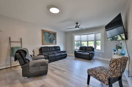 228 Centre Street, Magrath, AB - Indoor Photo Showing Living Room