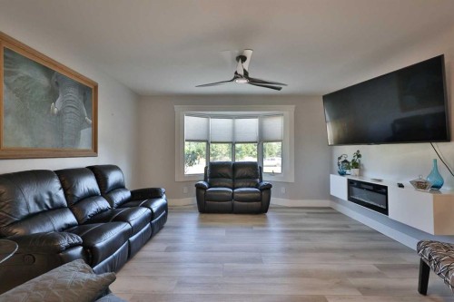 228 Centre Street, Magrath, AB - Indoor Photo Showing Living Room