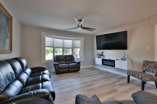 228 Centre Street, Magrath, AB - Indoor Photo Showing Living Room