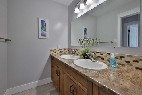 228 Centre Street, Magrath, AB - Indoor Photo Showing Bathroom