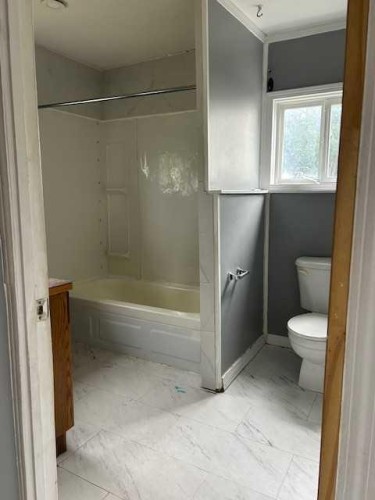 2012 18 Avenue, Coaldale, AB - Indoor Photo Showing Bathroom