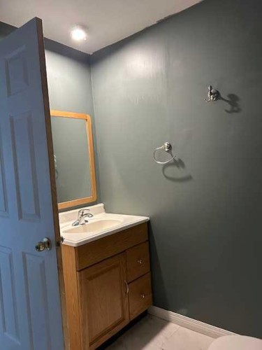 2012 18 Avenue, Coaldale, AB - Indoor Photo Showing Bathroom