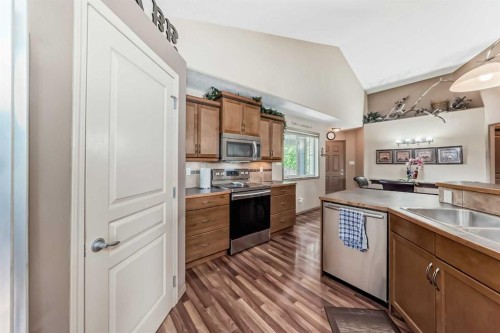 41 Canyoncrest Point West, Lethbridge, AB - Indoor Photo Showing Kitchen