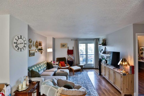 222-21 Berkeley Place West, Lethbridge, AB - Indoor Photo Showing Living Room