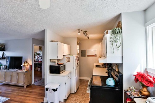 222-21 Berkeley Place West, Lethbridge, AB - Indoor Photo Showing Kitchen