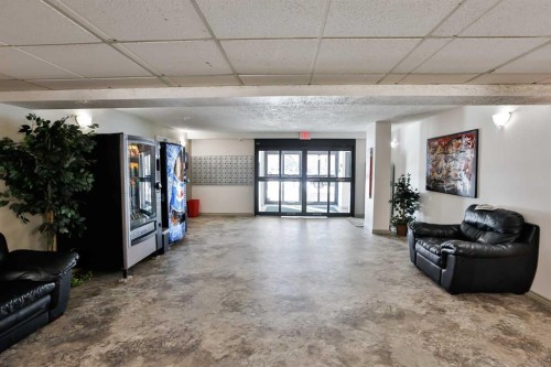 222-21 Berkeley Place West, Lethbridge, AB - Indoor Photo Showing Other Room