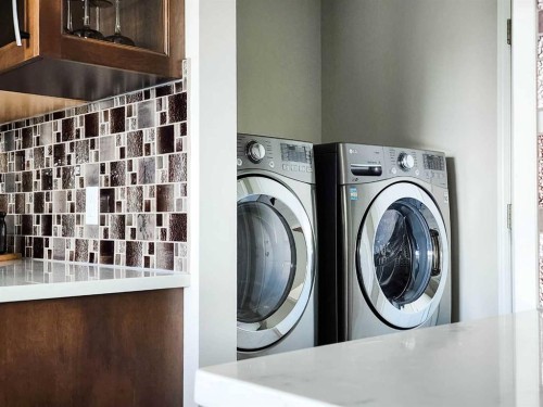 41 Westlyn Drive, Claresholm, AB - Indoor Photo Showing Laundry Room