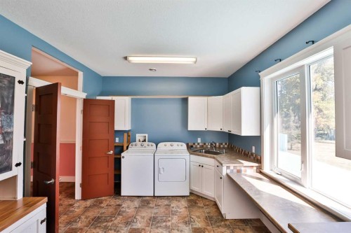 425 N 100 W, Raymond, AB - Indoor Photo Showing Laundry Room