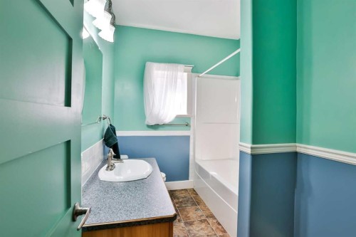 425 N 100 W, Raymond, AB - Indoor Photo Showing Bathroom