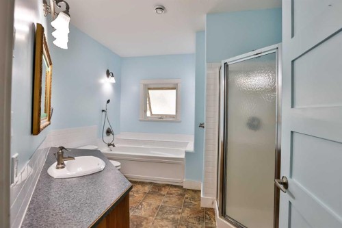 425 N 100 W, Raymond, AB - Indoor Photo Showing Bathroom