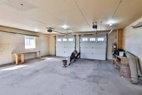 425 N 100 W, Raymond, AB - Indoor Photo Showing Garage