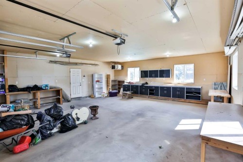 425 N 100 W, Raymond, AB - Indoor Photo Showing Garage