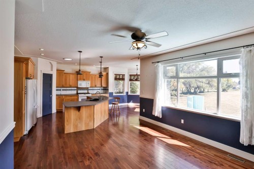 425 N 100 W, Raymond, AB - Indoor Photo Showing Kitchen