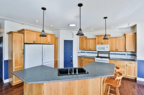 425 N 100 W, Raymond, AB - Indoor Photo Showing Kitchen With Double Sink
