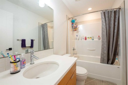 421 Rivergrove Chase West, Lethbridge, AB - Indoor Photo Showing Bathroom