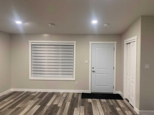 325 5 Street, Vauxhall, AB - Indoor Photo Showing Other Room