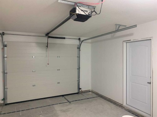 325 5 Street, Vauxhall, AB - Indoor Photo Showing Garage