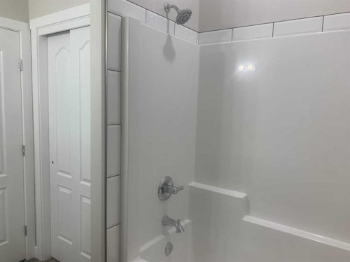 325 5 Street, Vauxhall, AB - Indoor Photo Showing Bathroom