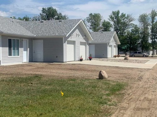 325 5 Street, Vauxhall, AB - Outdoor