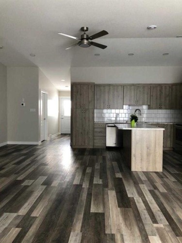 325 5 Street, Vauxhall, AB - Indoor Photo Showing Kitchen