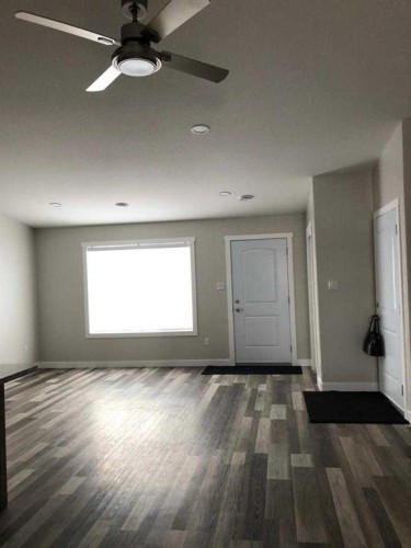 325 5 Street, Vauxhall, AB - Indoor Photo Showing Other Room