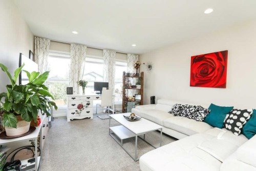 7 Greywolf Road North, Lethbridge, AB - Indoor Photo Showing Living Room
