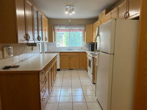 47 Squamish Boulevard West, Lethbridge, AB - Indoor Photo Showing Kitchen