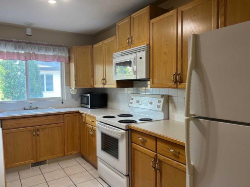 47 Squamish Boulevard West, Lethbridge, AB - Indoor Photo Showing Kitchen