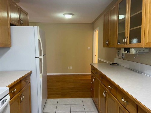 47 Squamish Boulevard West, Lethbridge, AB - Indoor Photo Showing Kitchen