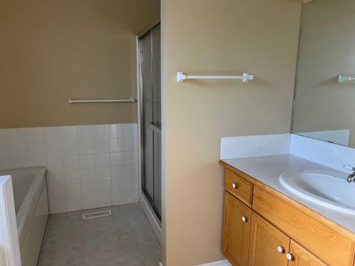 47 Squamish Boulevard West, Lethbridge, AB - Indoor Photo Showing Bathroom