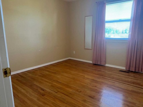 47 Squamish Boulevard West, Lethbridge, AB - Indoor Photo Showing Other Room