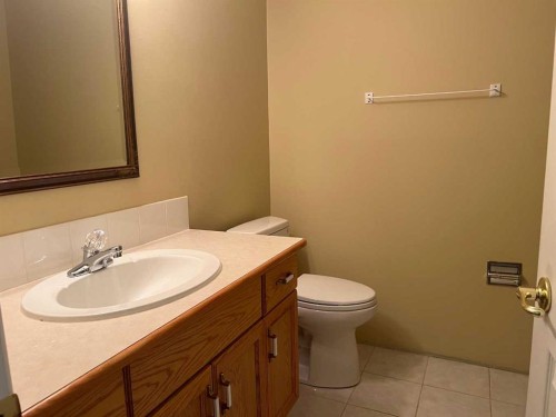 47 Squamish Boulevard West, Lethbridge, AB - Indoor Photo Showing Bathroom