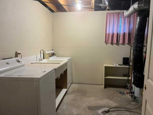 47 Squamish Boulevard West, Lethbridge, AB - Indoor Photo Showing Laundry Room