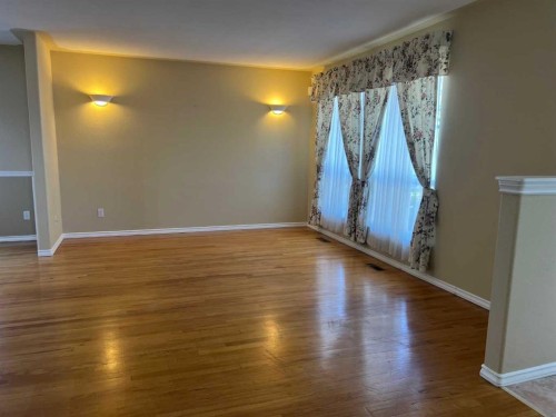 47 Squamish Boulevard West, Lethbridge, AB - Indoor Photo Showing Other Room