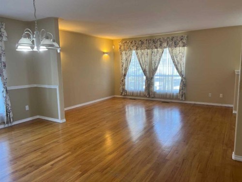 47 Squamish Boulevard West, Lethbridge, AB - Indoor Photo Showing Other Room