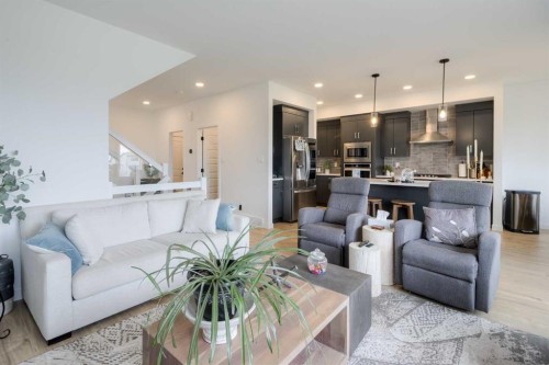 122 Greywolf Road North, Lethbridge, AB - Indoor Photo Showing Living Room