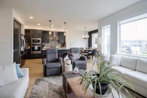 122 Greywolf Road North, Lethbridge, AB - Indoor Photo Showing Living Room